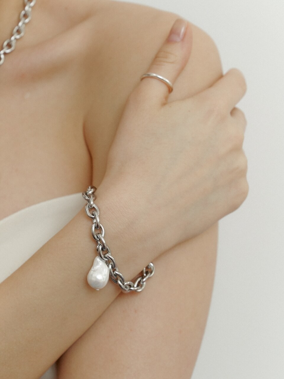 LOVE ME MONSTER Pearl Charm Bold Chain Bracelet