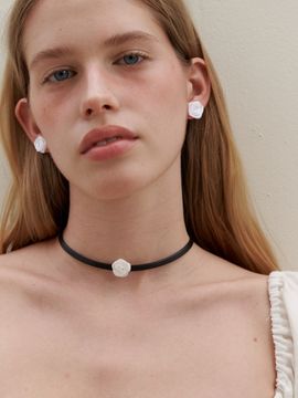 LOVE ME MONSTER Rose Leather Choker