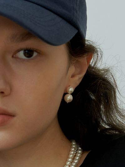 LOVE ME MONSTER Two Pearl Earrings