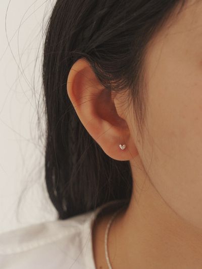 LOVE ME MONSTER Very Tiny Heart Earrings_Silver / Gold