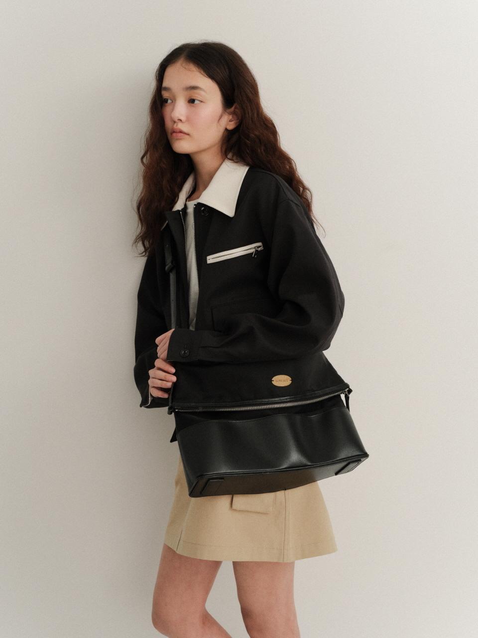 LOVE US U Nylon Messenger Bag_Black