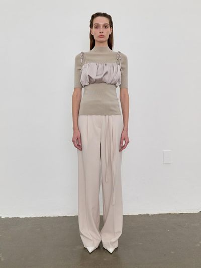 LOWTEAL DOUBLE BELT PINTUCK SLACKS, CREAM BEIGE