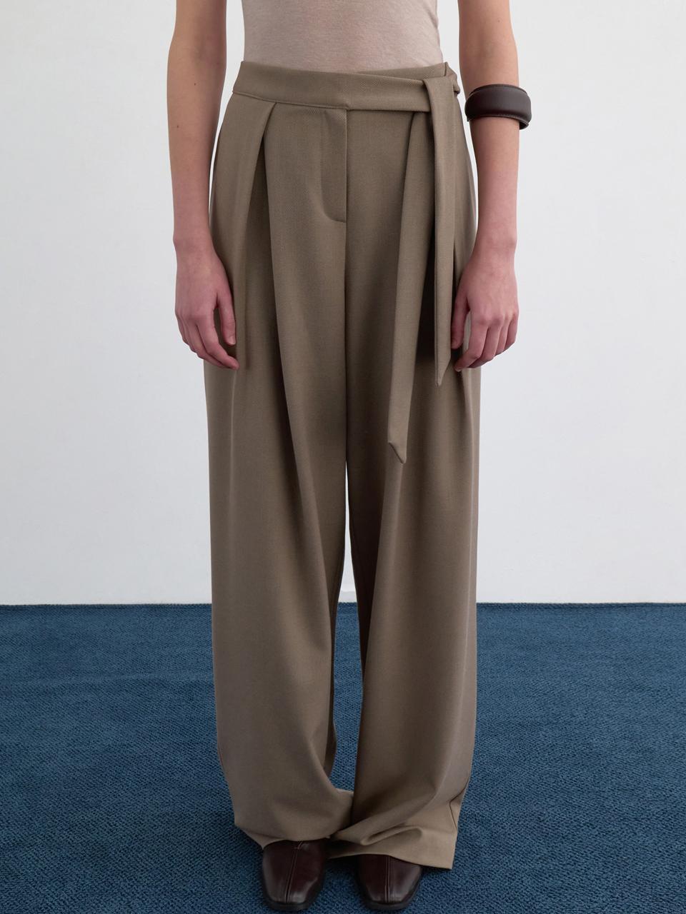 LOWTEAL FLAP BELTED WIDE SLACKS, DEEP BEIGE