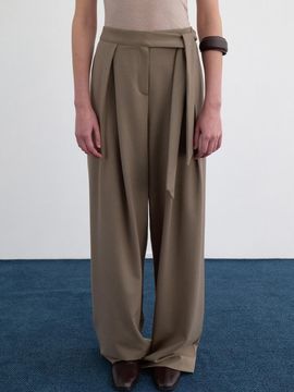 LOWTEAL FLAP BELTED WIDE SLACKS, DEEP BEIGE