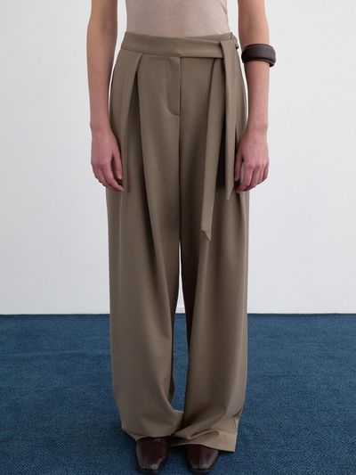 LOWTEAL FLAP BELTED WIDE SLACKS, DEEP BEIGE
