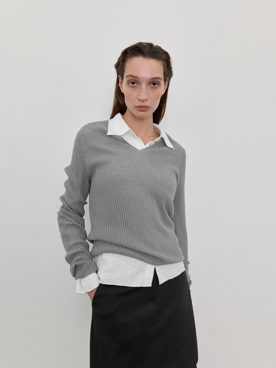 LOWTEAL MERINO WOOL WRINKLE V-NEVK KNIT, GRAY