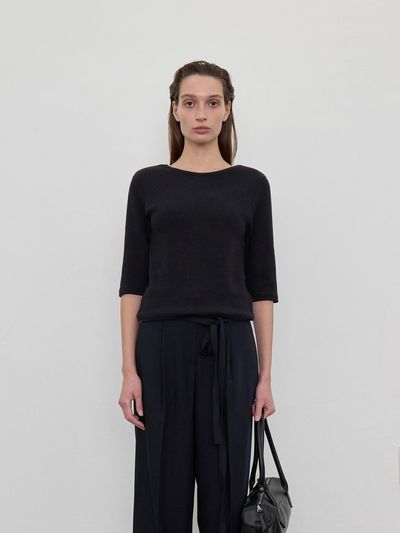 LOWTEAL PADDED BACK U-NECK KNIT T-SHIRT, BLACK