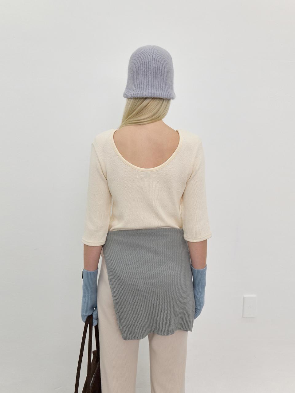 LOWTEAL PADDED BACK U NECK KNIT T-SHIRT, CREAM