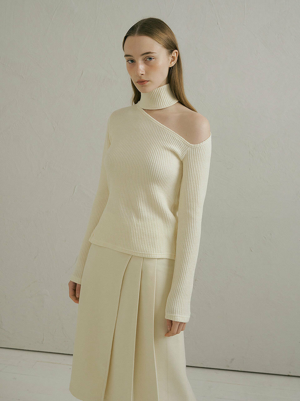 Lucirzu Shoulder Cutting Turtleneck Top