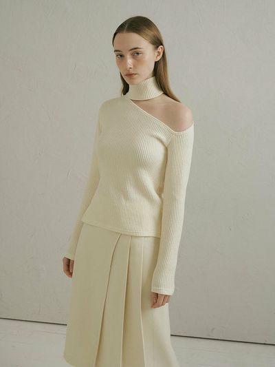 Lucirzu Shoulder Cutting Turtleneck Top