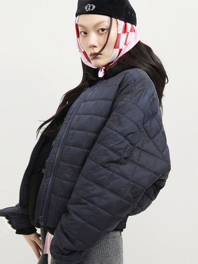 LUCKY CHOUETTE Emblem Quilted Relaxed Fit Jumper [Dark Navy] (LFUCS25110NYD)