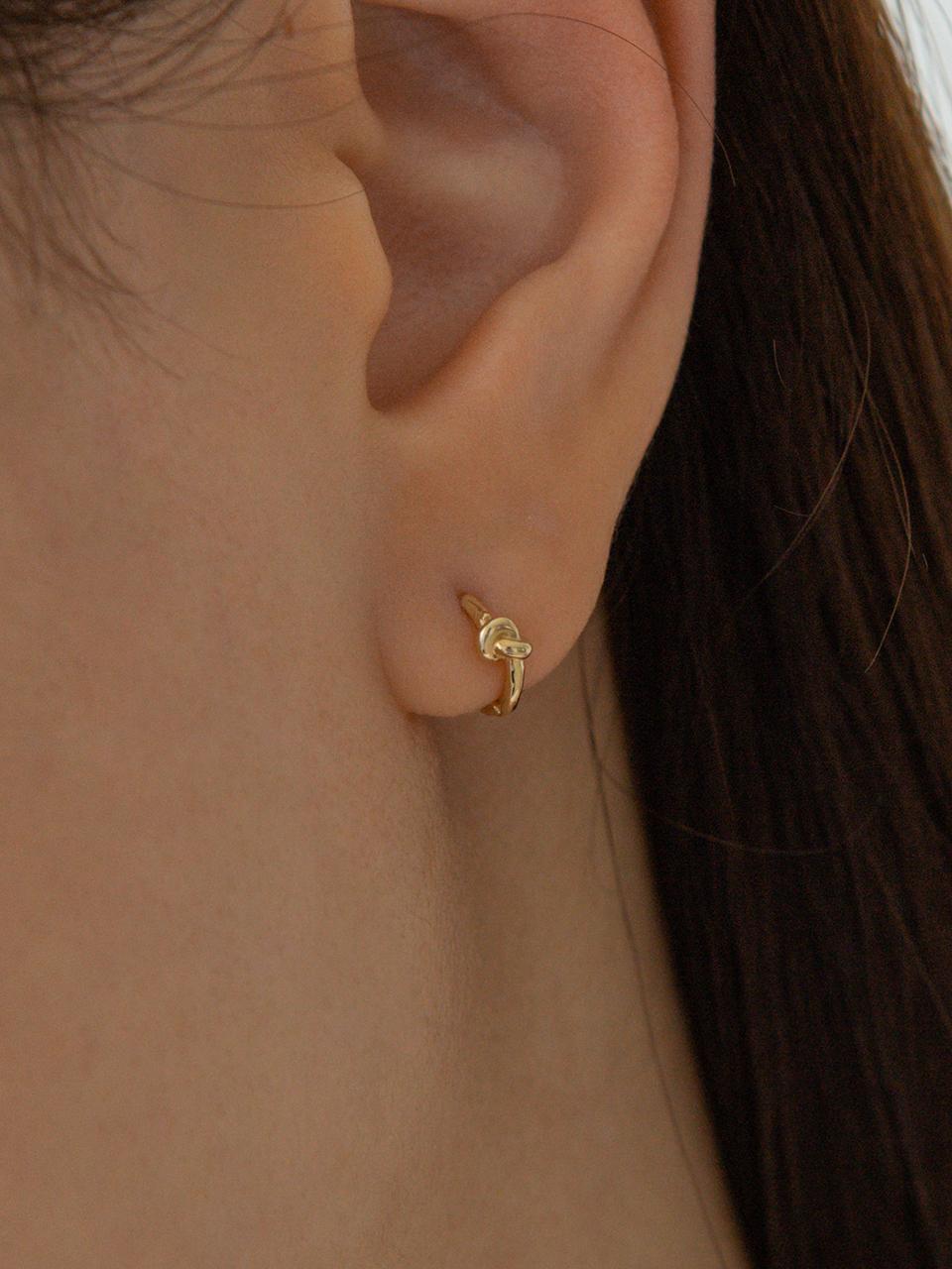 LUNNE 14k Mini Pretzel One Touch Ring Earring (14k Gold)