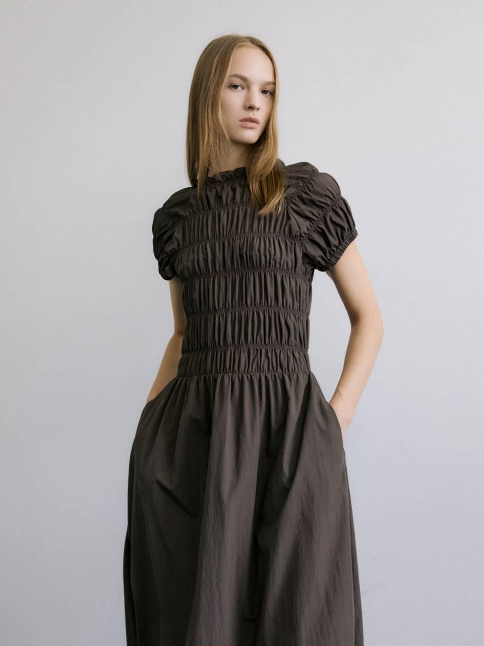 mais HIGH NECK TUCKING DRESS / BROWN