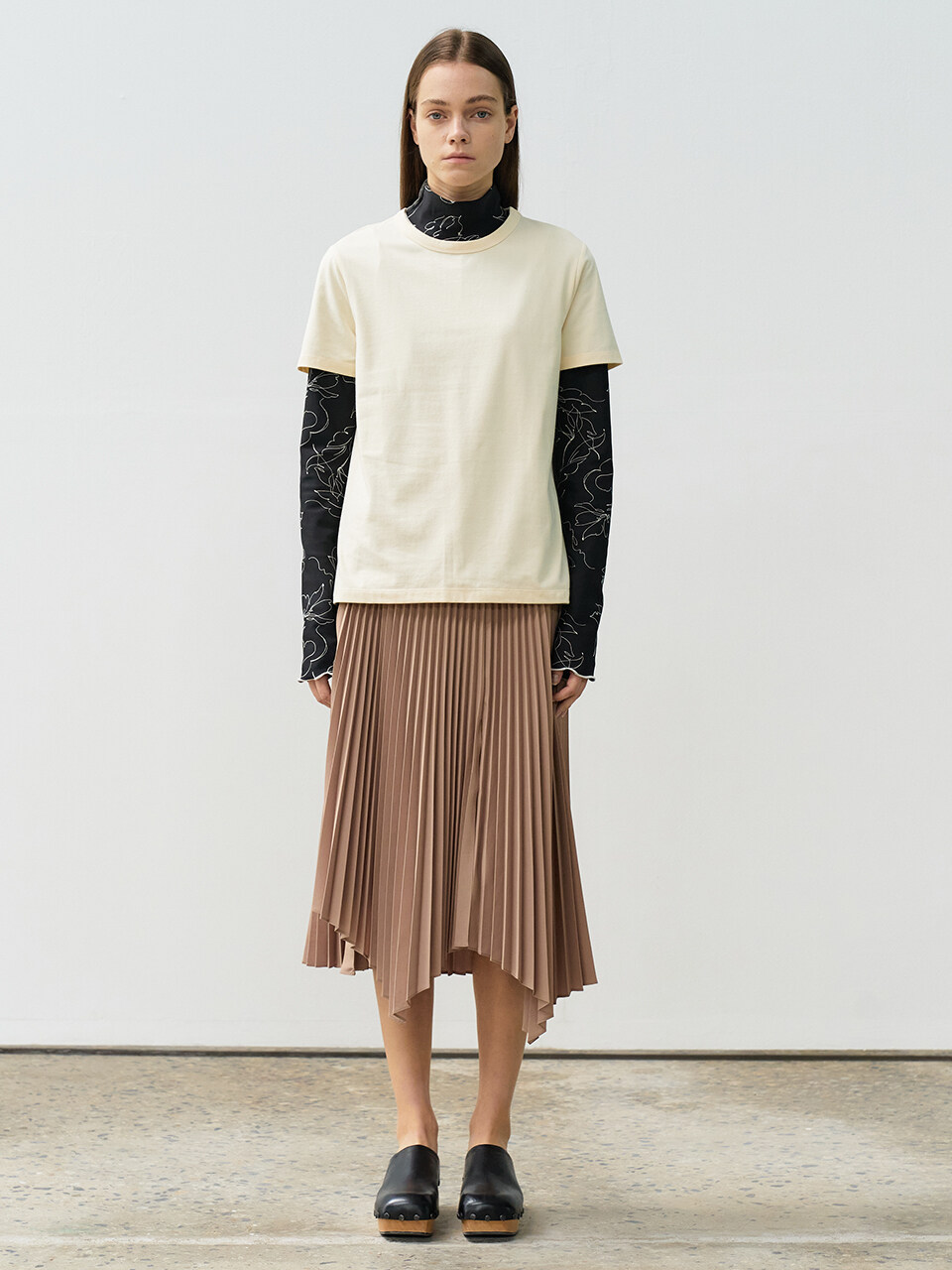 MAISONMARAIS Pleated Skirt (Beige)