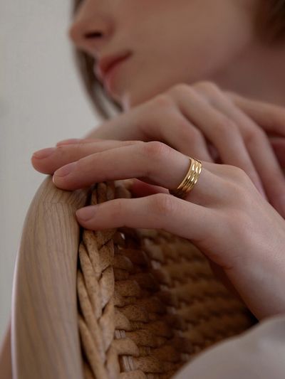 ma.mo Ribbed Band Ring