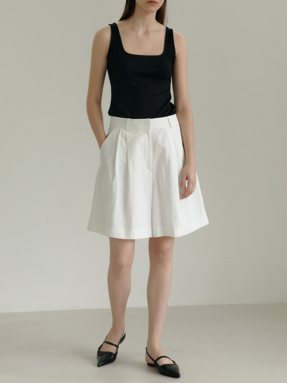MANNON MALIBU Two-Tuck Wide Bermuda Shorts_White
