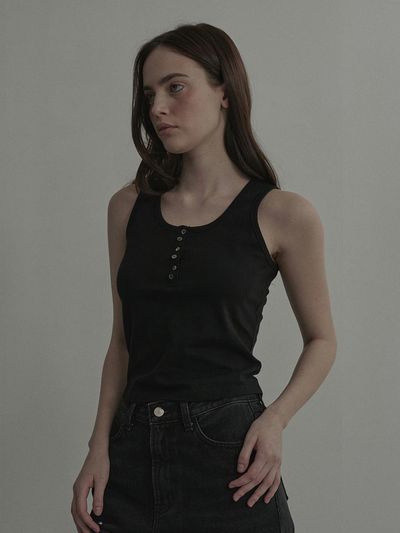 MAUSOLEUM Sleeveless Pearl Button Relaxed Fit Top [Black]