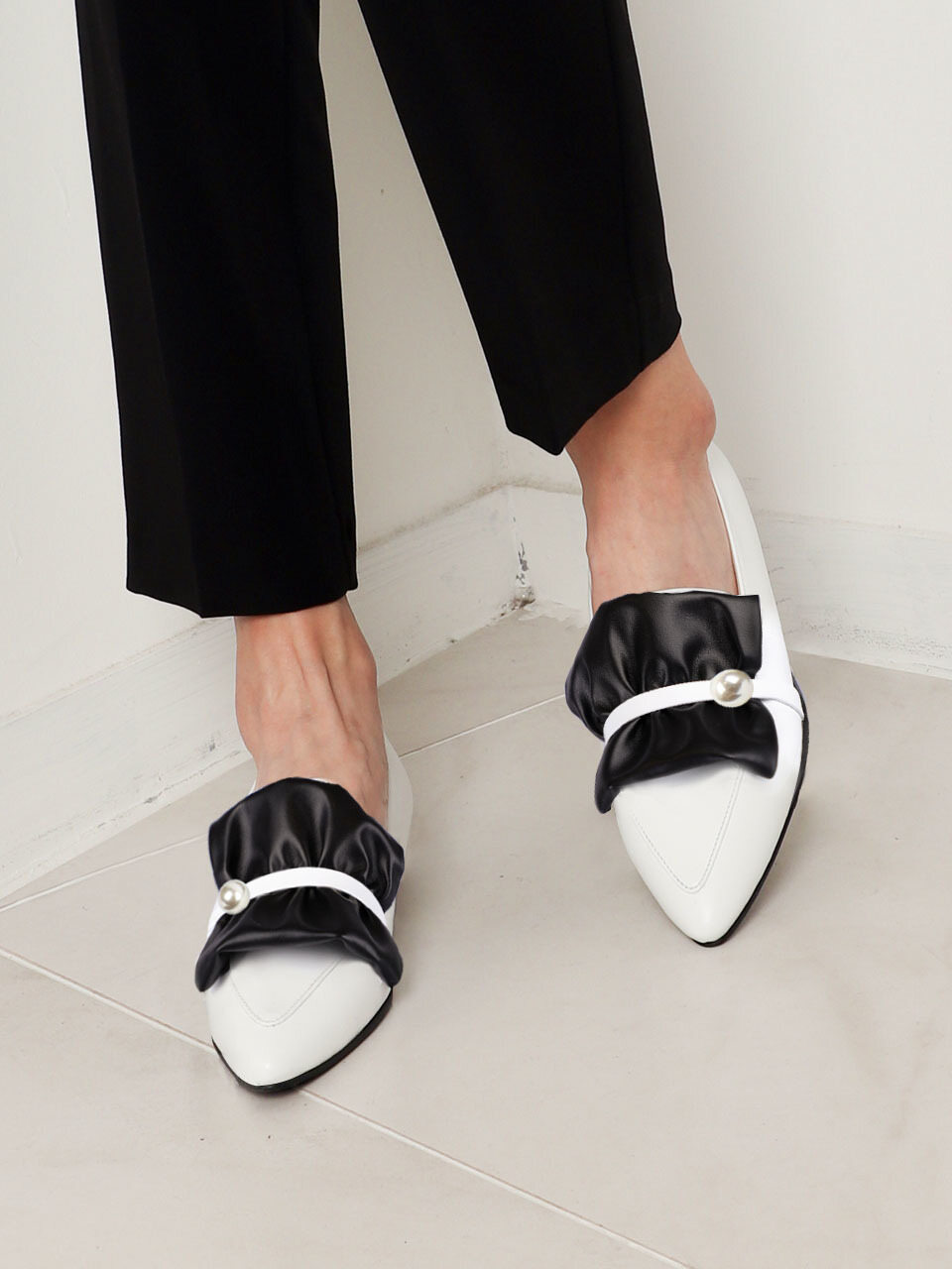 MERCYCROWN Dazzling Wonder Loafers _ White Black (Pearl)