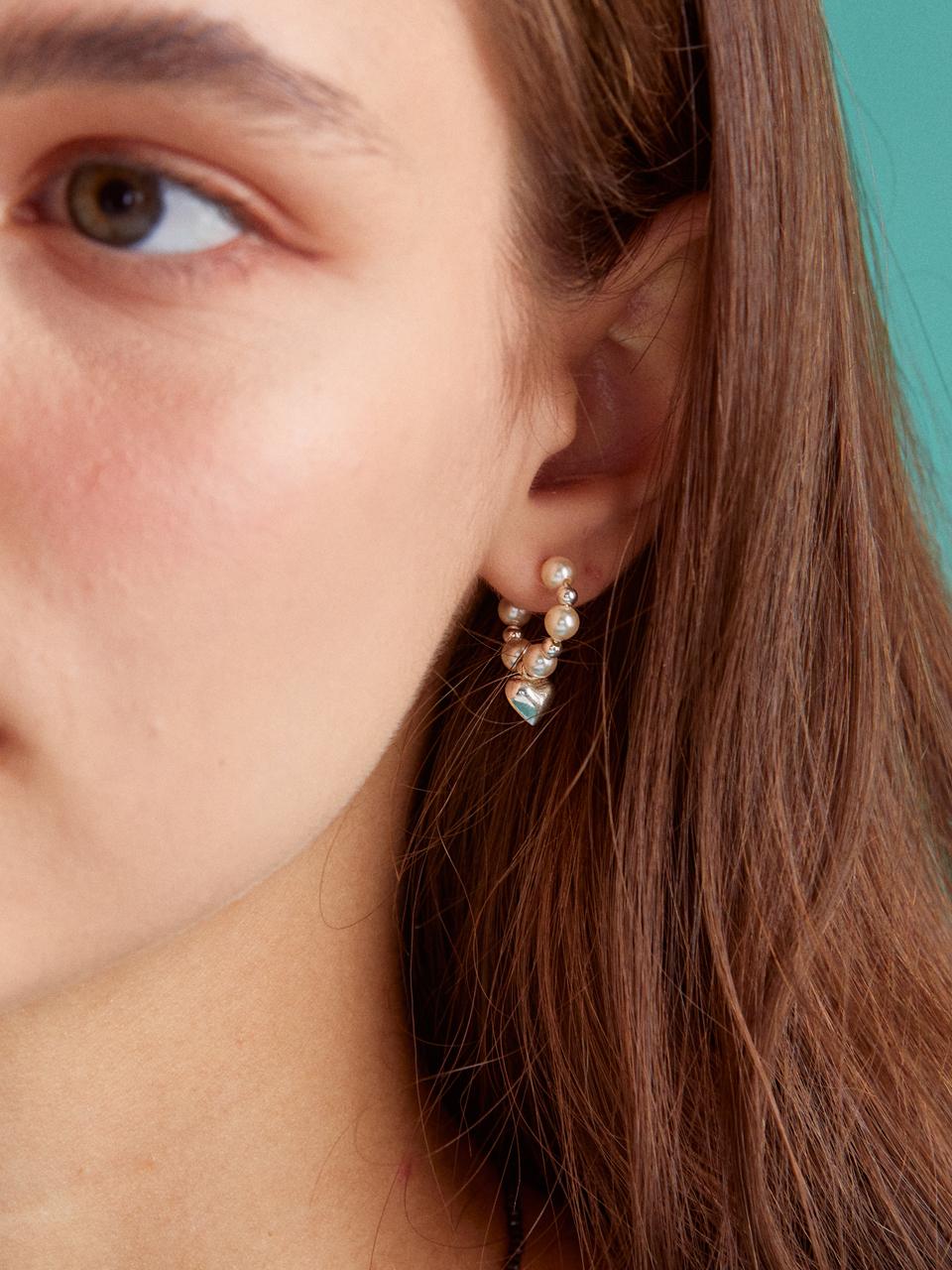 MERRYMOTIVE 925 Silver heart and pearl hoop earring