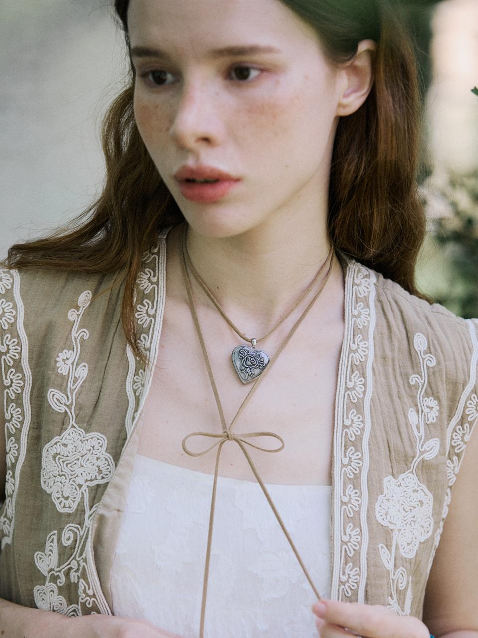 MERRYMOTIVE Antique heart pendant with suede necklace
