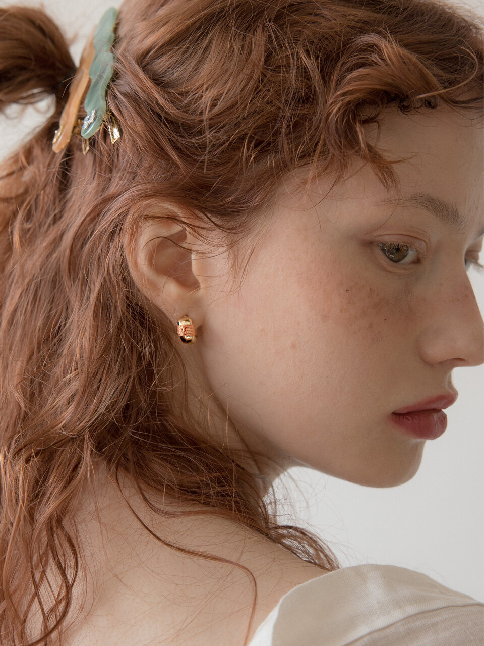 MERRYMOTIVE Color Point Mini Curve Gold Earring (4 Colors)