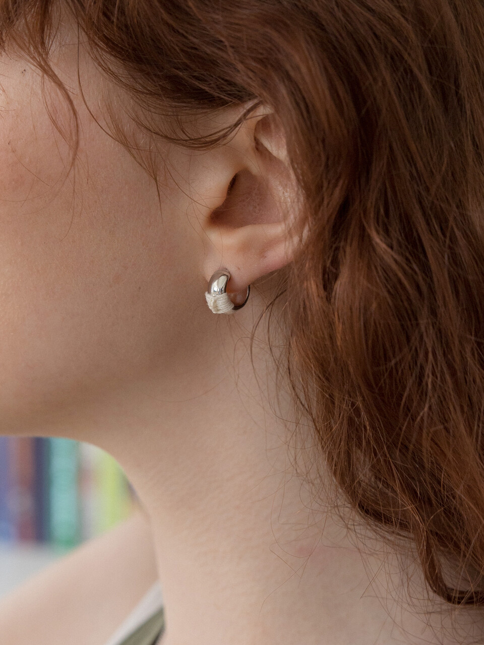MERRYMOTIVE Color Point Mini Curve Silver Earrings (4 Colors)