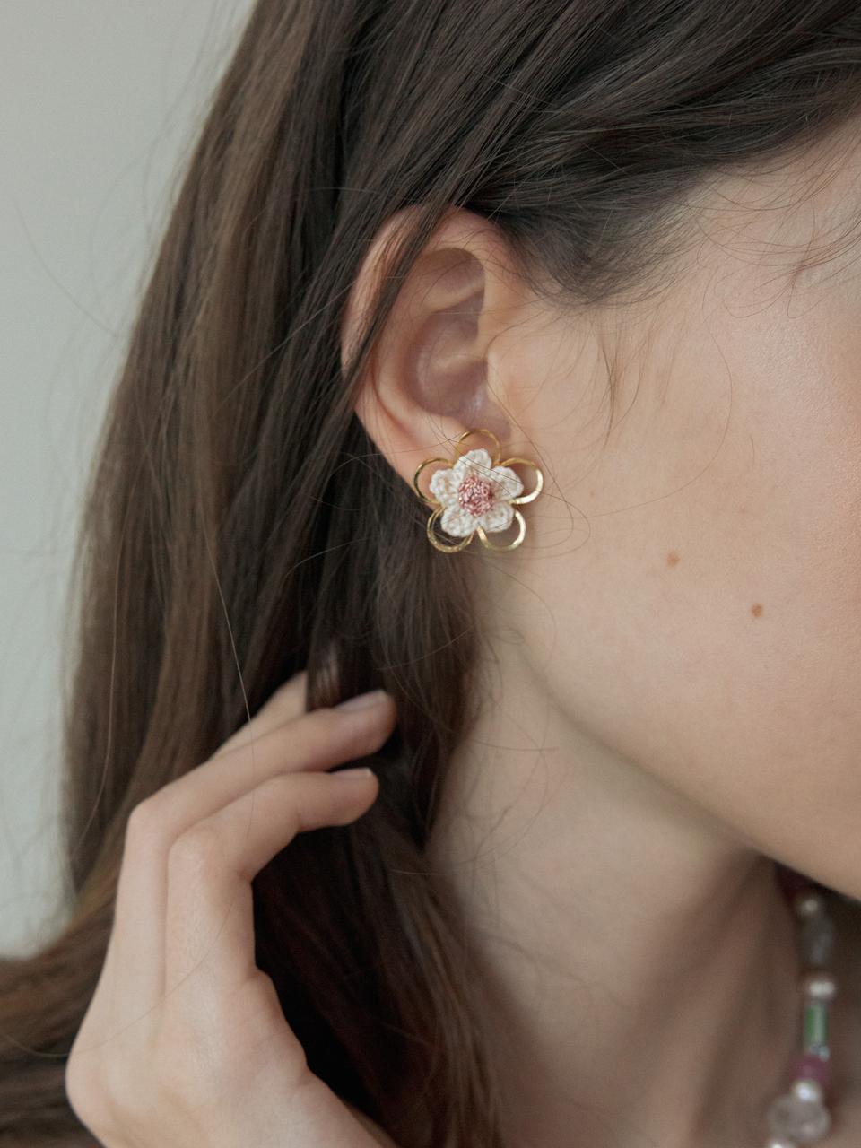 MERRYMOTIVE Double Flower Knit Earring_Gold