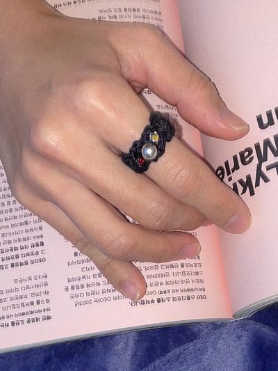 MERRYMOTIVE Gem with knitted ring (Black)