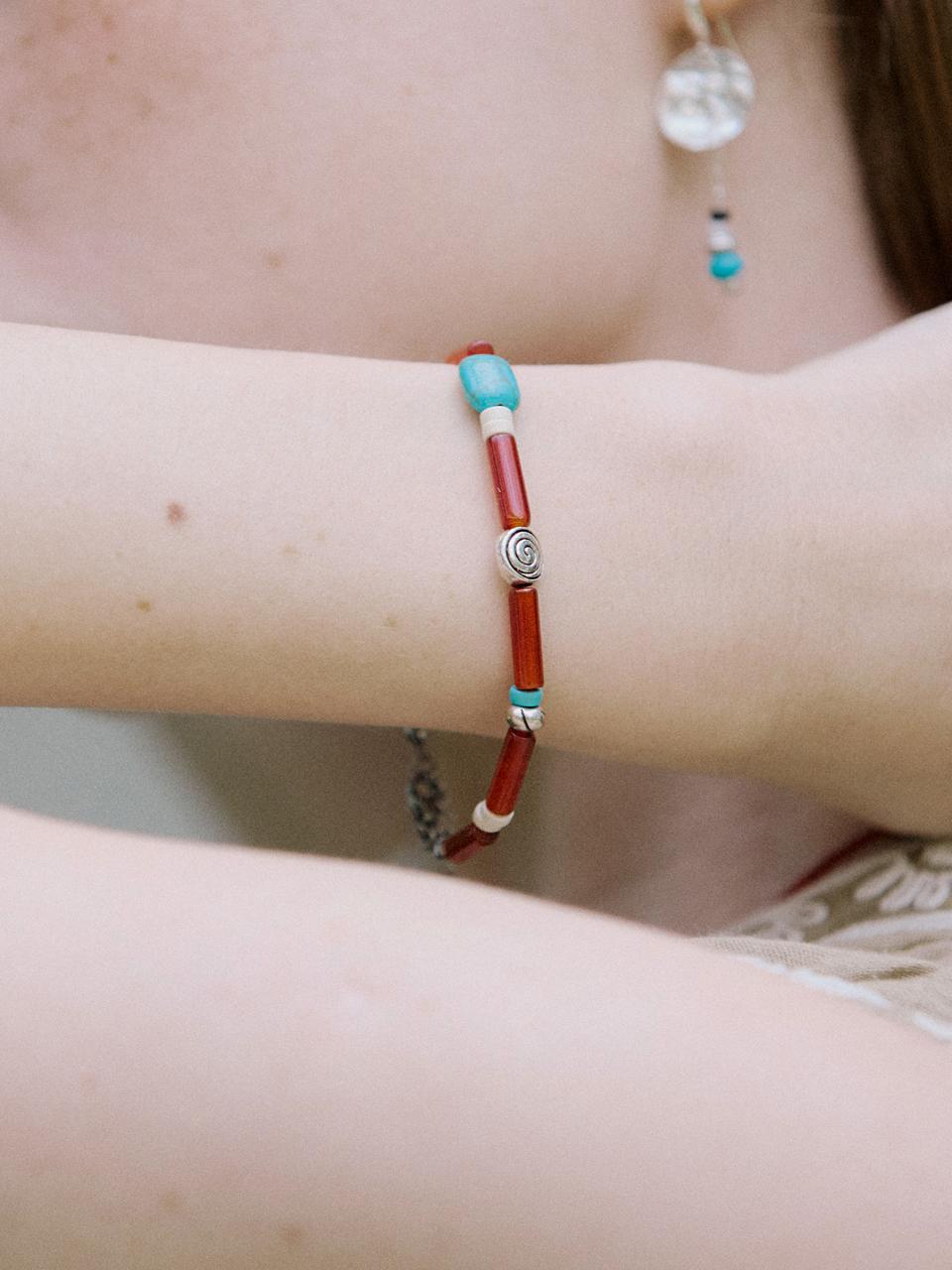 MERRYMOTIVE Red and green colored native bracelet