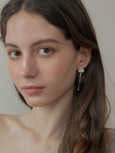 MERRYMOTIVE [Silver] Bright Flower And Drop Chain Earring