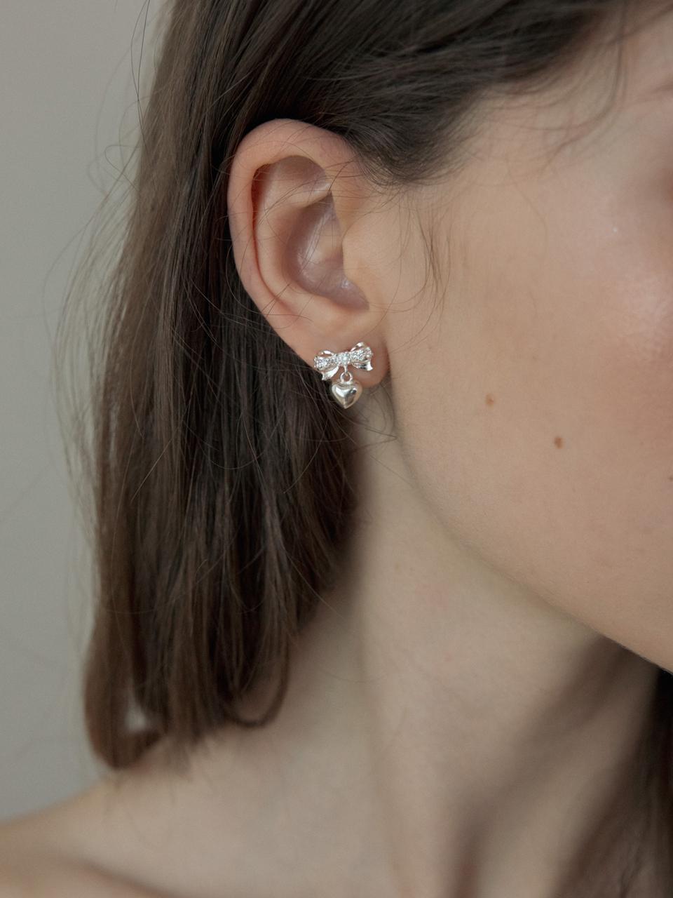 MERRYMOTIVE [Silver] Shining Ribbon And Heart Earring