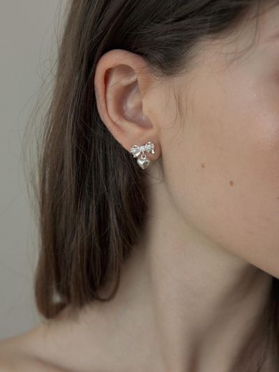MERRYMOTIVE [Silver] Shining Ribbon And Heart Earring