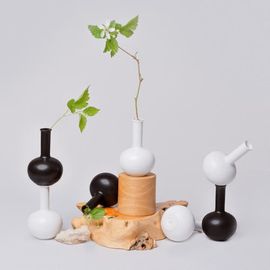 MIDDLE KINGDOM MIDDLE KINGDOM Semi-Matte Porcelain Mini Beauty Vase
