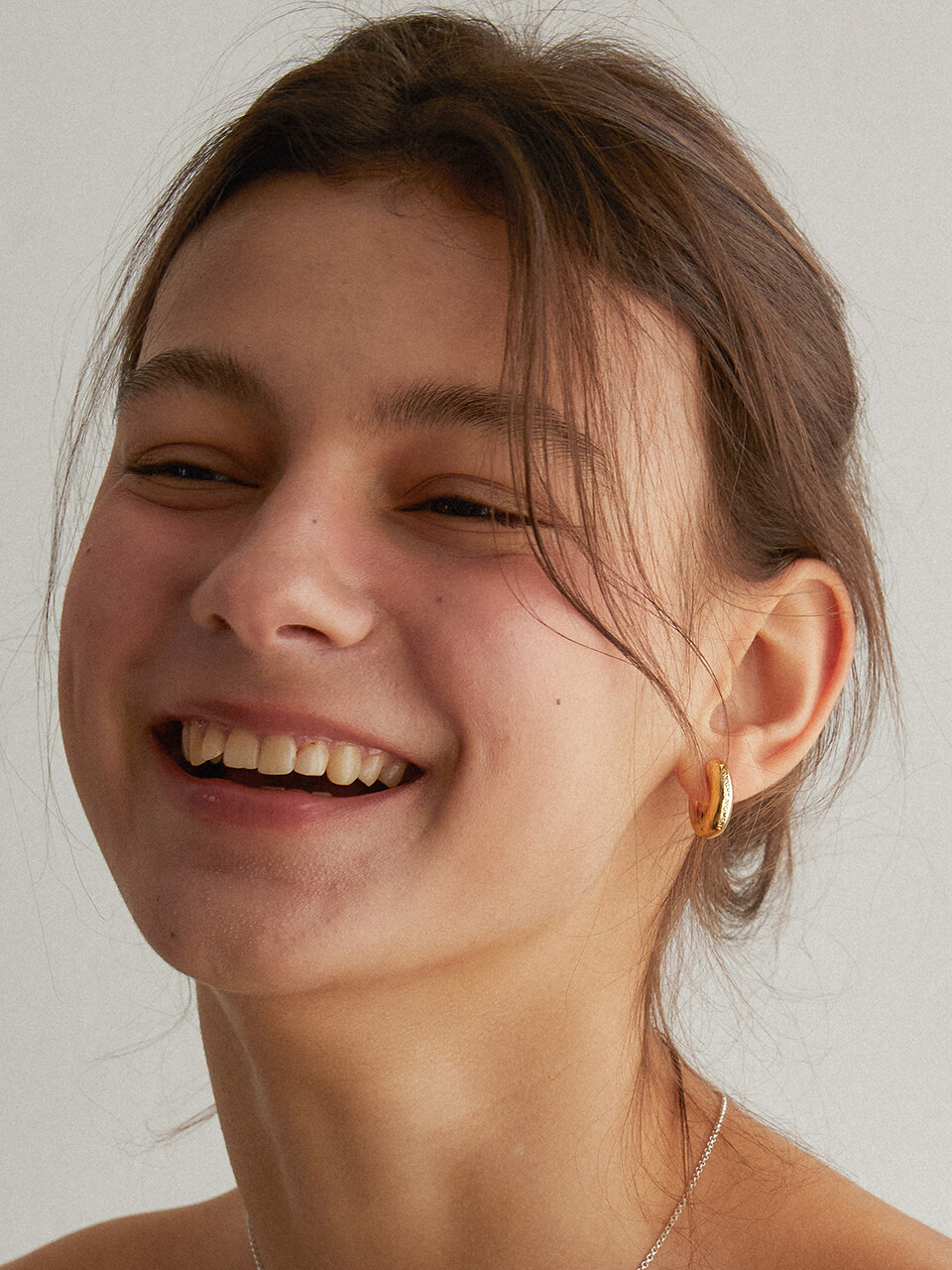 MIDNIGHT MOMENT Bold Hoop Earring_Gold