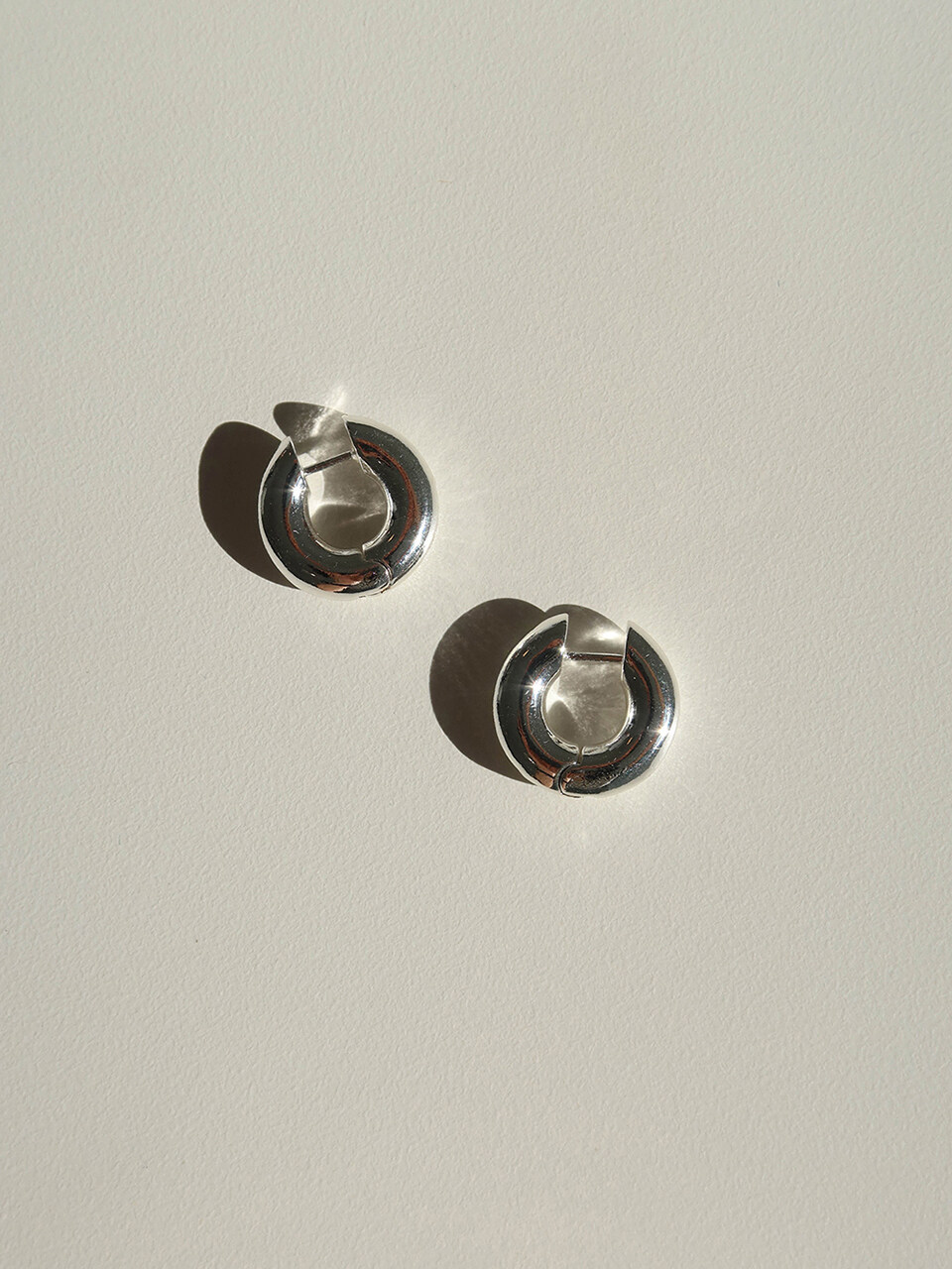MIDNIGHT MOMENT Bold Hoop Earring_Silver