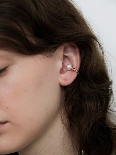 MIDNIGHT MOMENT Bumpy Pearl Earcuff _ Gold