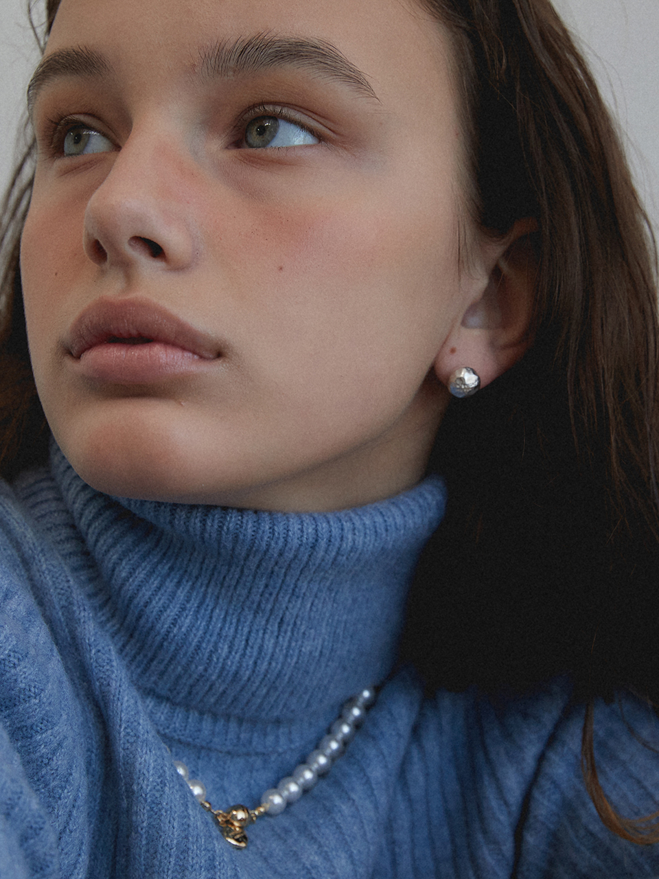 MIDNIGHT MOMENT Button Earring