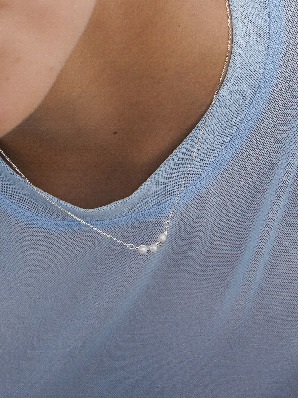 MIDNIGHT MOMENT Wavy Pearl Line Necklace