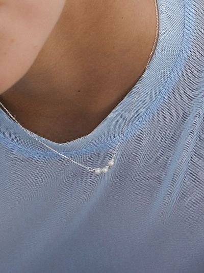 MIDNIGHT MOMENT Wavy Pearl Line Necklace