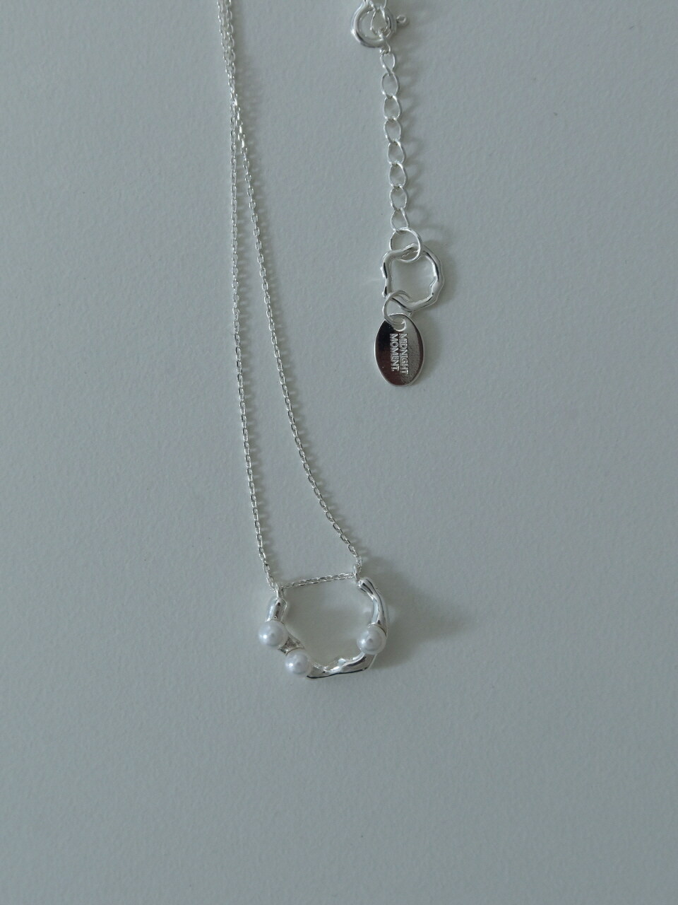 MIDNIGHT MOMENT Wavy Pearl Round Necklace