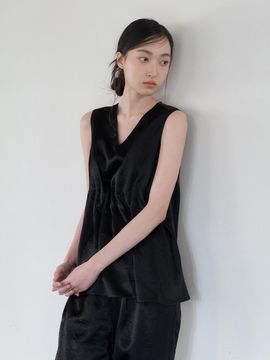 MIMEME ACETATE TUCK SLEEVELESS BLOUSE [BLACK]