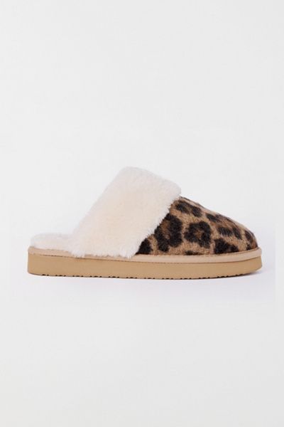 Minnetonka Minnetonka Chesney Leopard Print Suede Faux Fur Lined Scuff Slippers in Leopard Fabric, Women's at Urban Outfitters