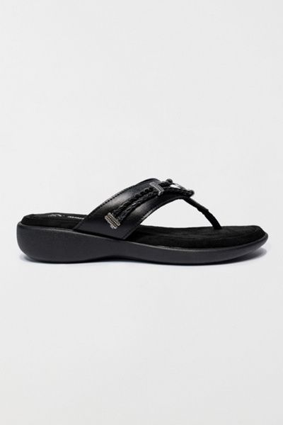 Minnetonka Minnetonka Silverthorne 360 Thong Sandals in Black, Women's at Urban Outfitters