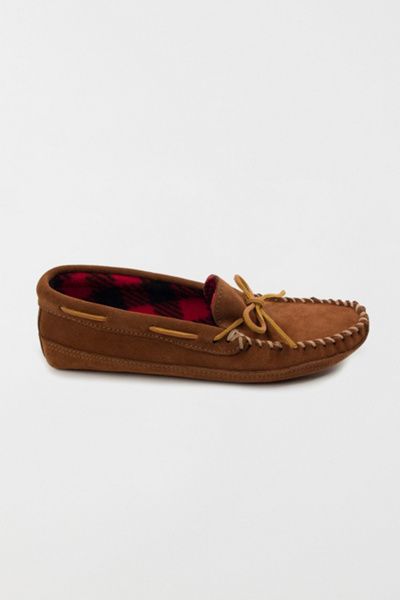 Minnetonka Minnetonka Suede Fleece Lined Softsole Moccasin Slipper in Brown, Men's at Urban Outfitters