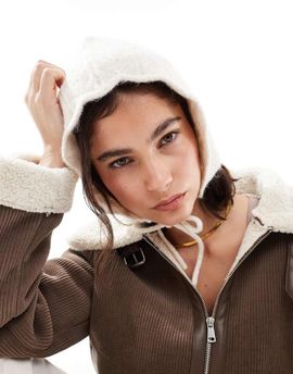Miss Selfridge Miss Selfridge scallop detail pointelle bonnet in cream-White
