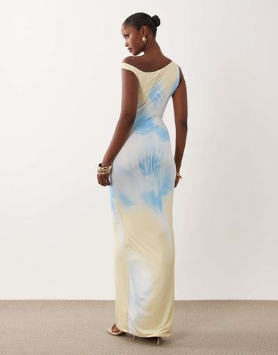 Missyempire Missyempire double sculpted slinky asymmetric shoulders maxi dress in lemon & blue flower print-Multi