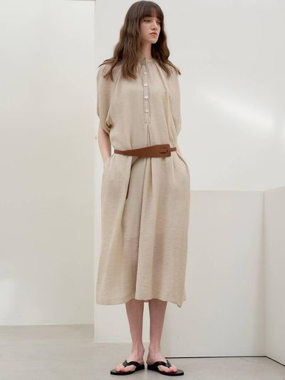 MITTE CRINKLE BELT MAXI DRESS [BEIGE]