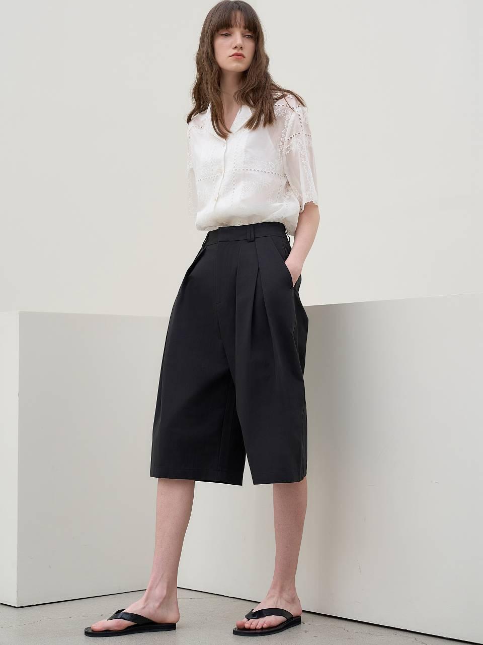 MITTE WIDE PIN-TUCK BERMUDA SHORTS [BLACK]