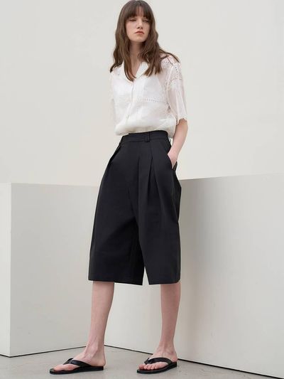 MITTE WIDE PIN-TUCK BERMUDA SHORTS [BLACK]
