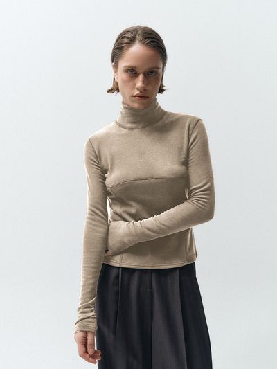 MMAK INCISION DETAILS TURTLENECK T - SHIRT, BEIGE